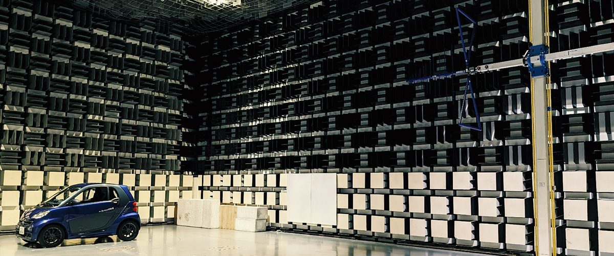 電波暗室での車両のEMIノイズ測定評価